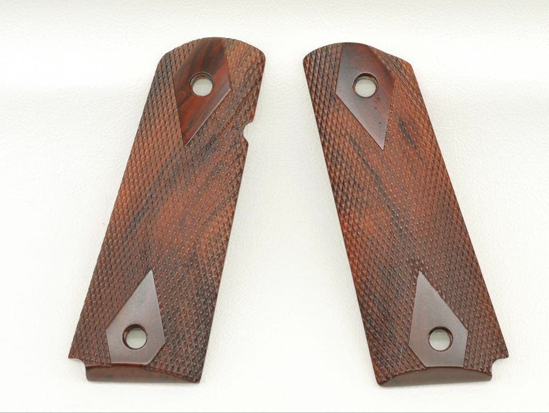 エスメラルダ ガバメント系 フルサイズ ココボロ ダイヤチェッカー 木製グリップ