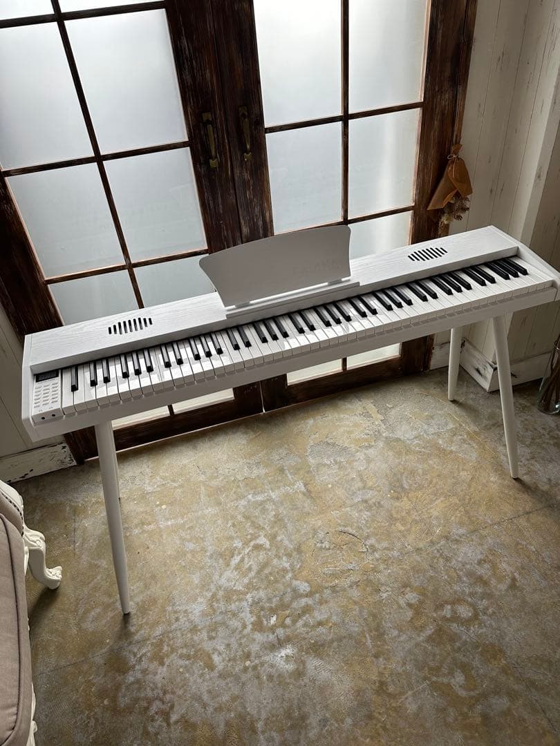 スタンド付き　電子ピアノ88鍵盤　給電タイプ　木目調ボディ　ホワイト
