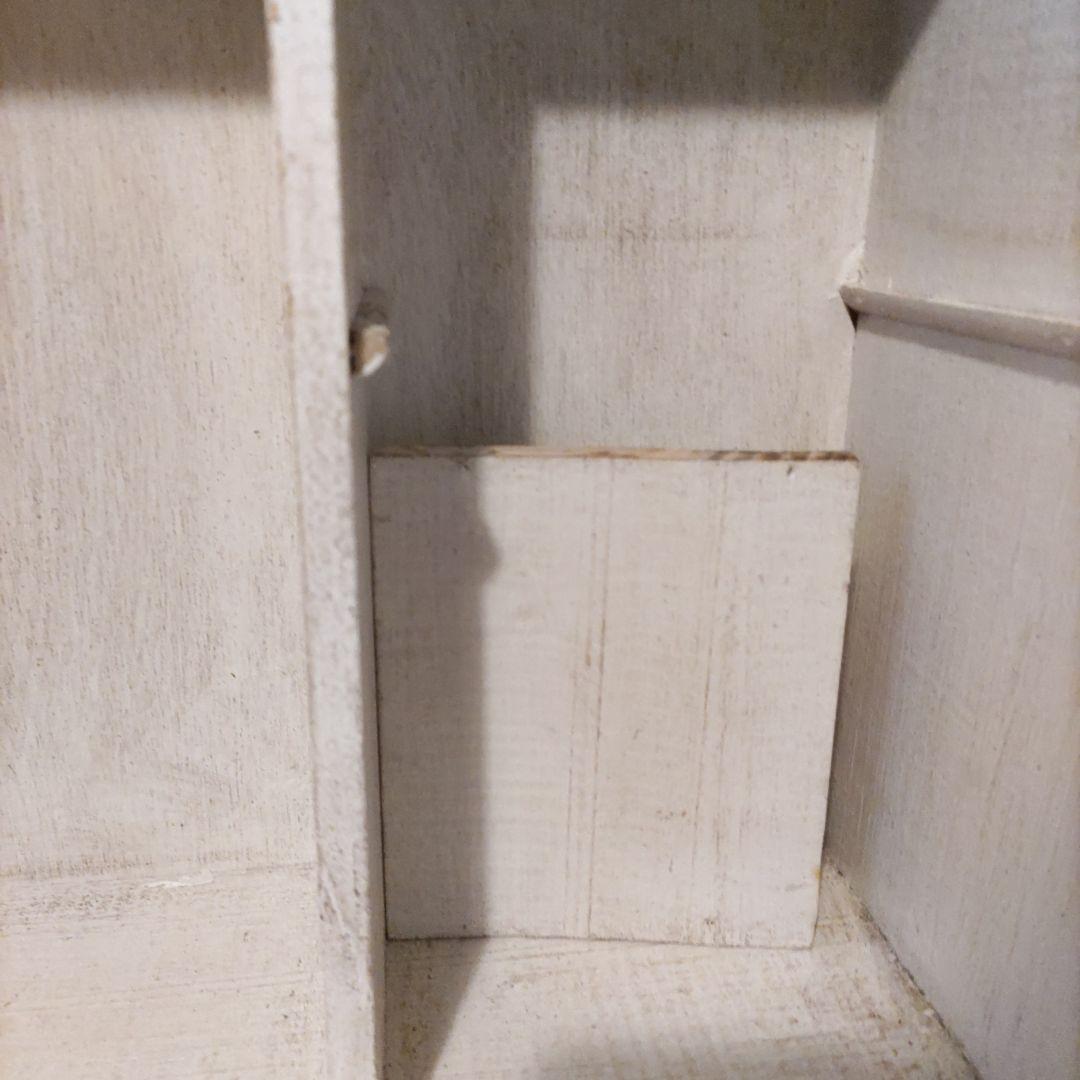 グレーの木製扉付き収納ボックス