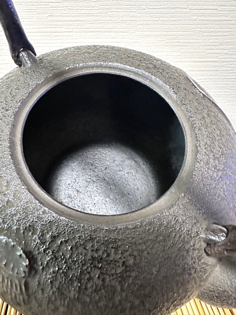 未使用品　供箱付属品付　南部喜州 (及川 喜徳)造　鍛治打袋鉉　１５型　南部鉄瓶