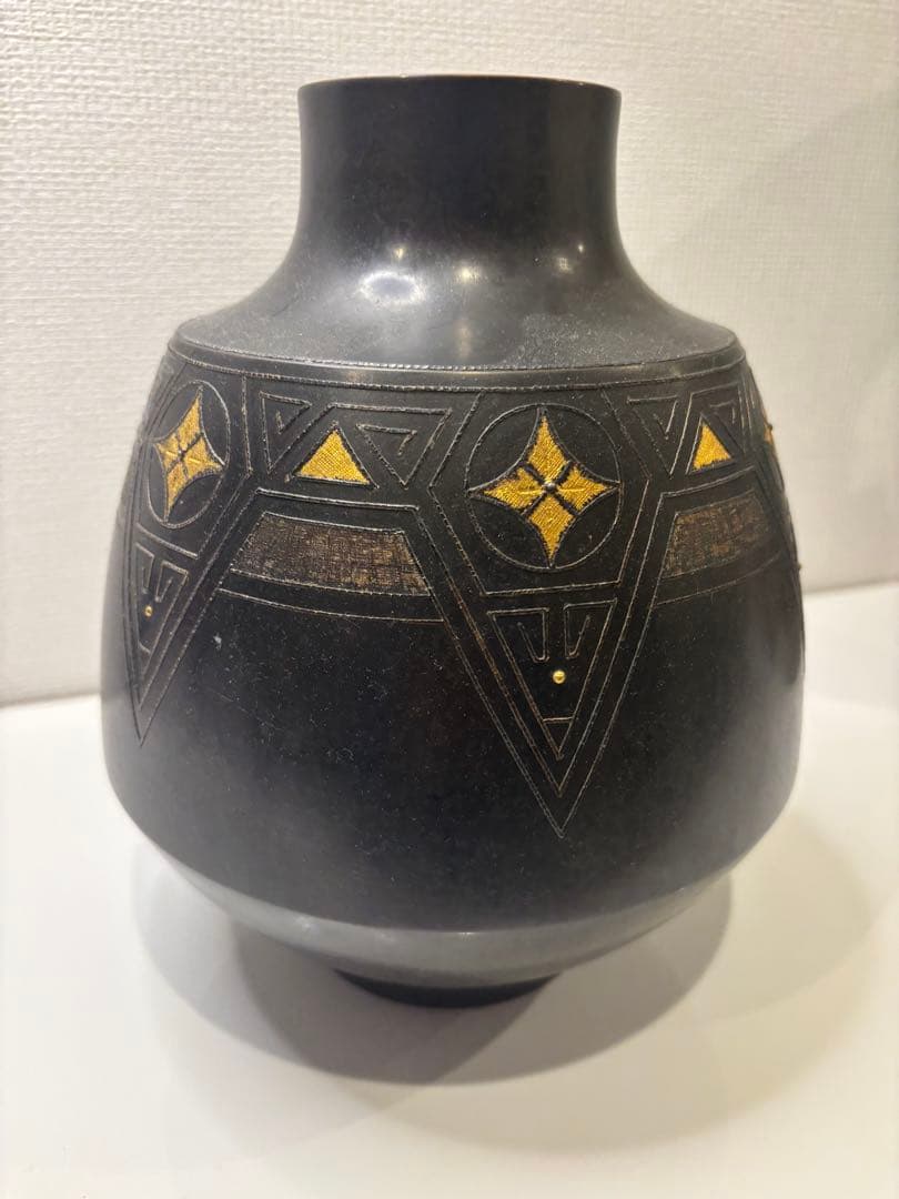 黒色の金装飾の骨董品