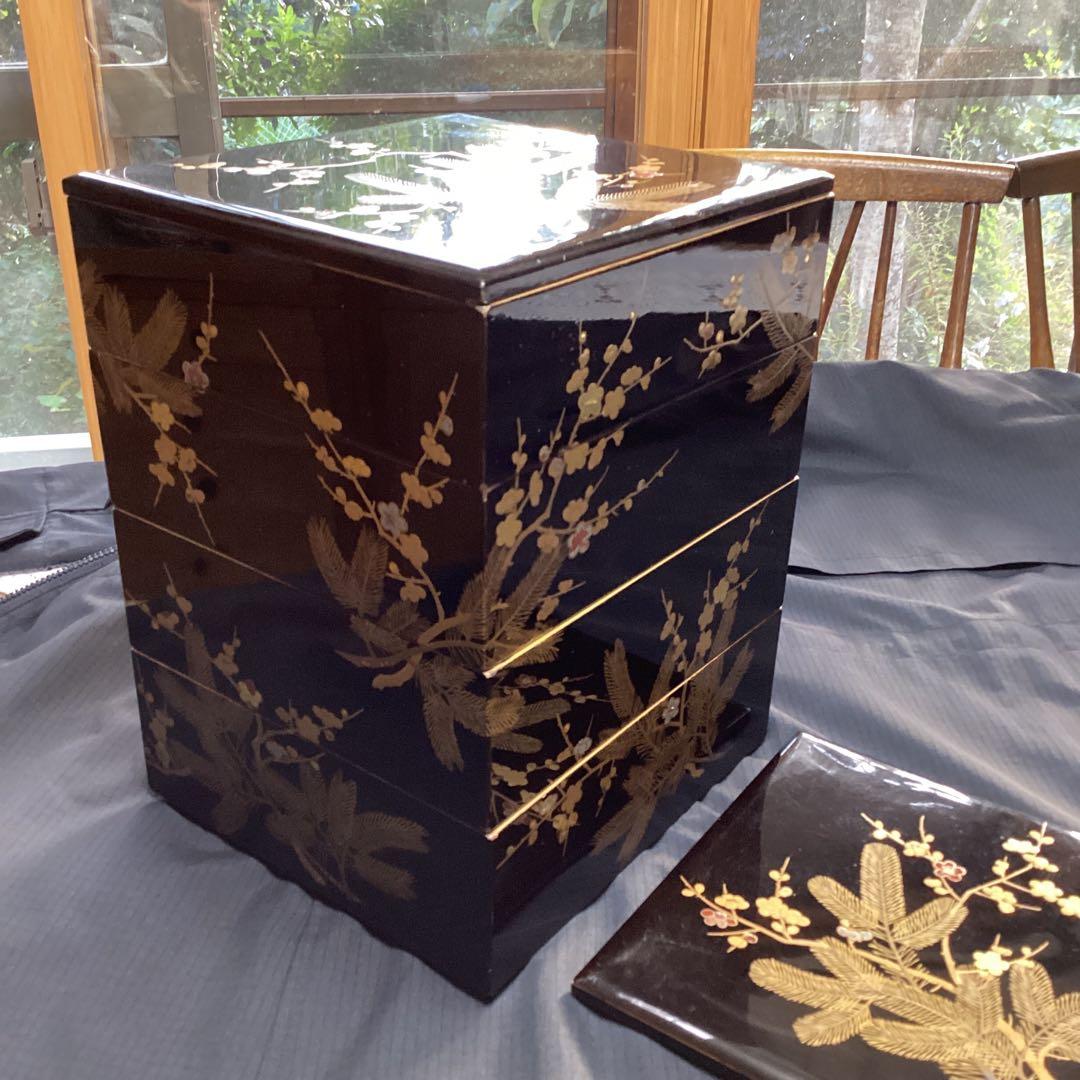 k2f-4 黒色重箱 4段 金箔装飾　漆器　年代物　松竹梅　縁起物