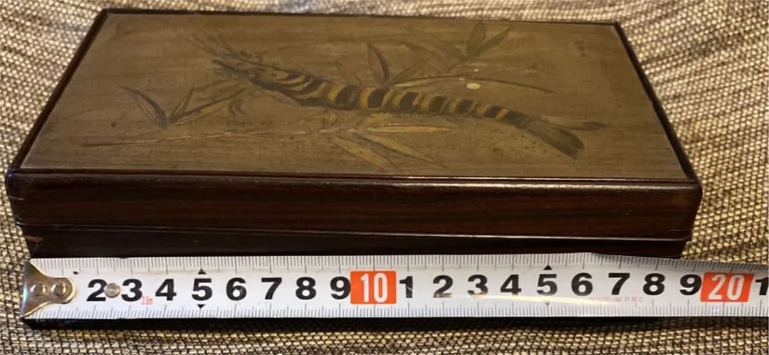 唐木、紫檀材小物入れ、有田利章の板金彫刻