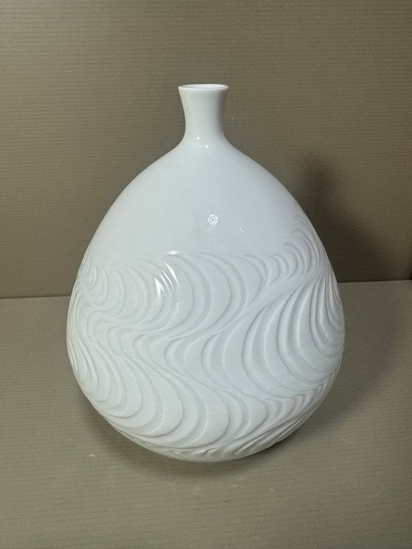 2213 藤井朱明 白磁 流水彫文 花瓶