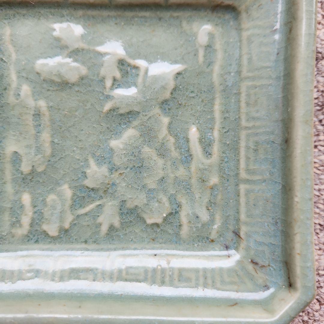 古九谷青磁陽刻牡丹雷紋角皿