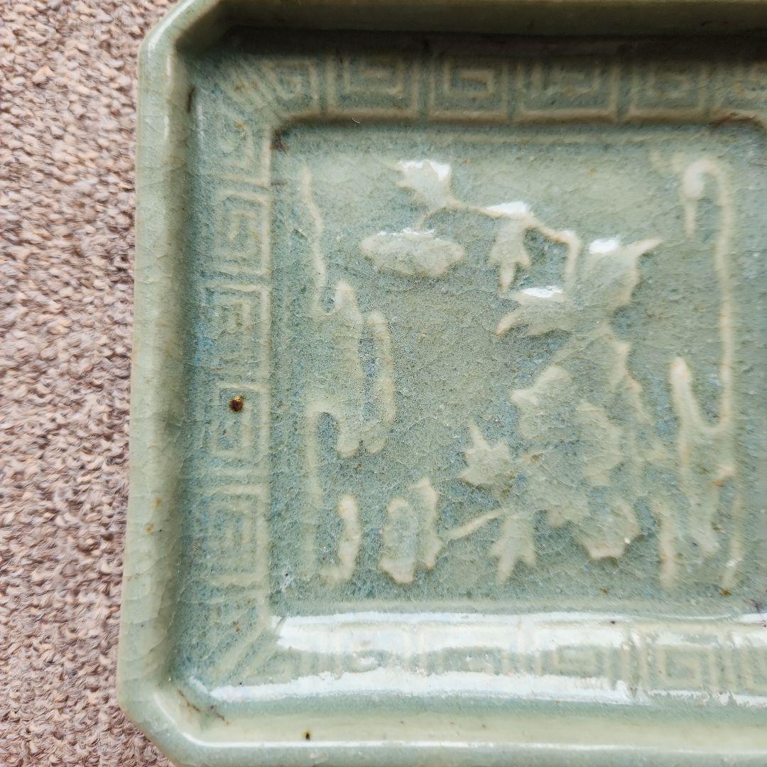 古九谷青磁陽刻牡丹雷紋角皿