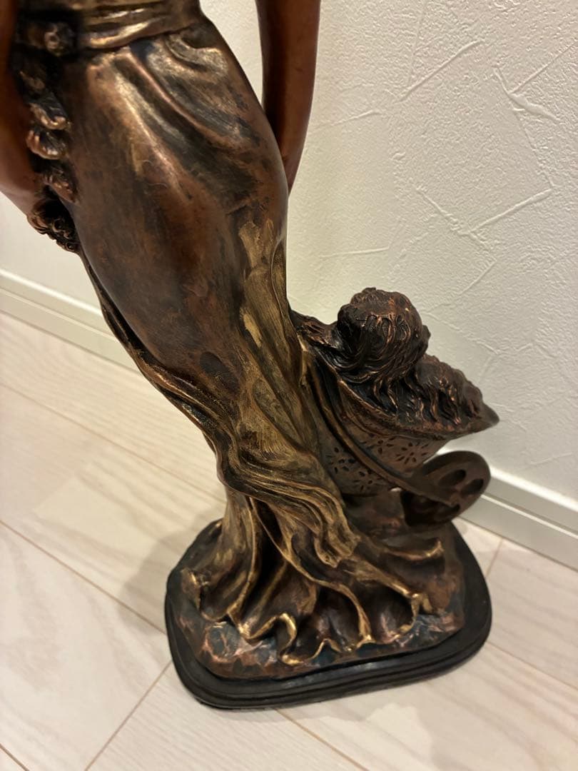 ブロンズカラーの女性と犬の装飾彫像 女性と犬の装飾像