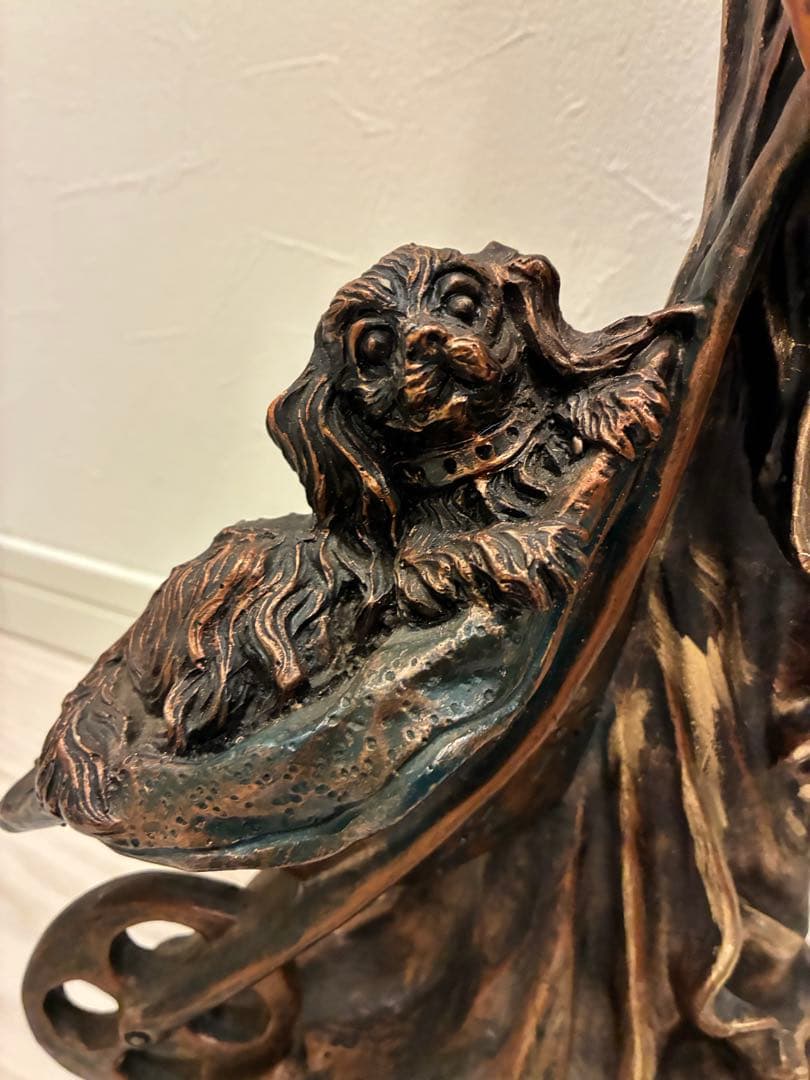 ブロンズカラーの女性と犬の装飾彫像 女性と犬の装飾像