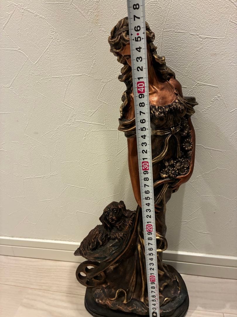 ブロンズカラーの女性と犬の装飾彫像 女性と犬の装飾像