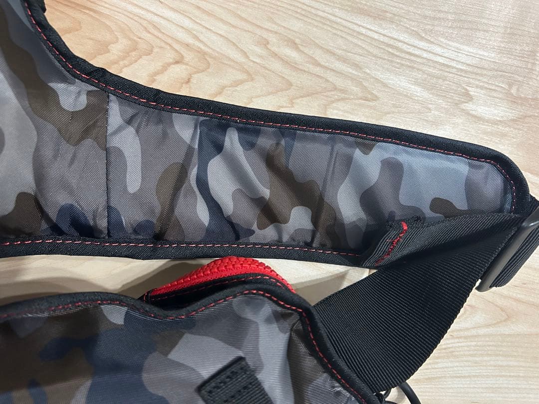 DAIWA フローティングジャケット ブラックレッド74N