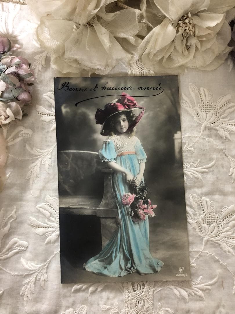 アンティーク ポストカード 薔薇と青いドレスの美しい少女