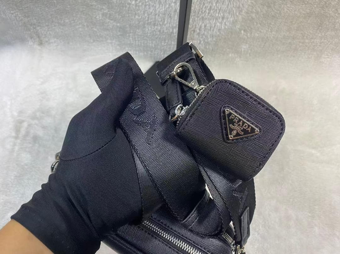 PRADA ブラックナイロンショルダーバッグ