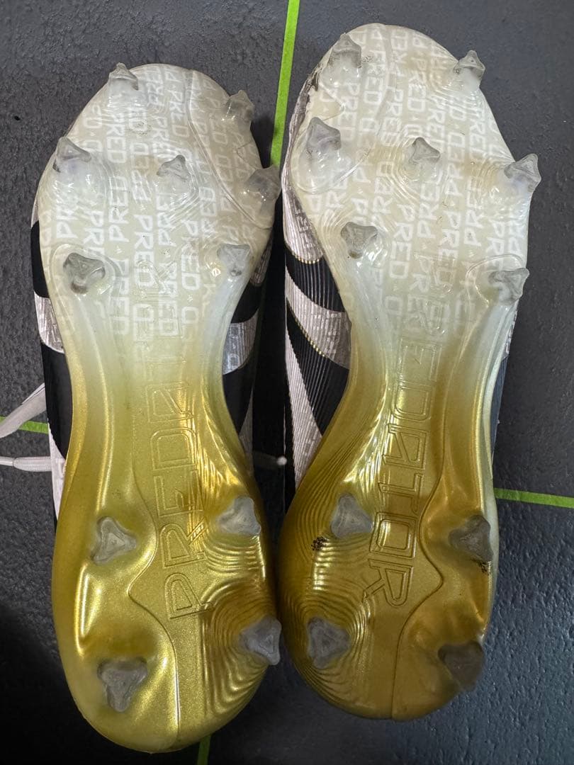 プレデターELITE FGフットウェアホワイト/コアブラック/ゴールドメタリック