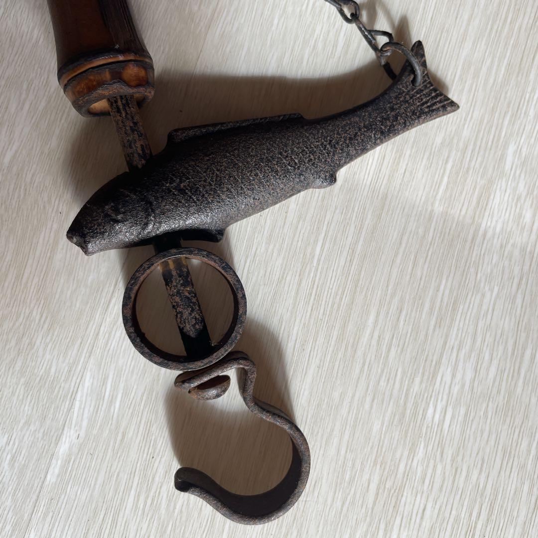 自在鉤 アンティーク 古民具 囲炉裏 魚モチーフ 金属×竹×木 和レトロ 古道具