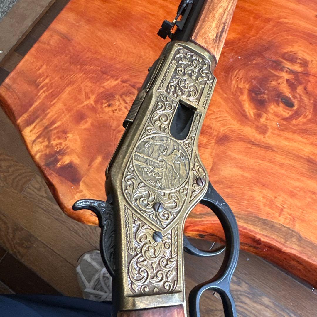 【遺品整理】モデルガン レプリカ銃 木製モデルガン ブラウン 彫刻デザイン