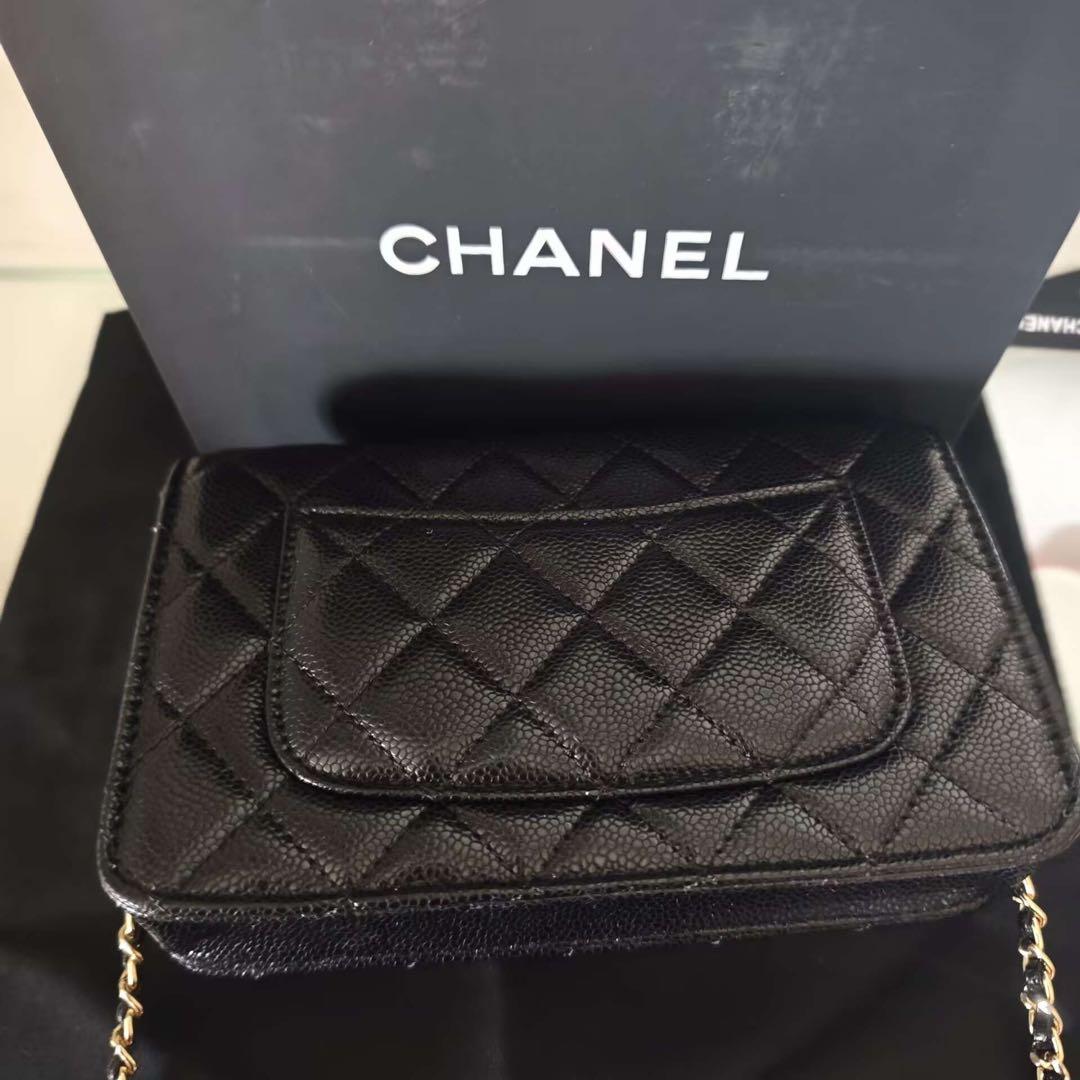 キルティングデザインのブラックレザーショルダーバッグ、ゴールドチェーン付き。