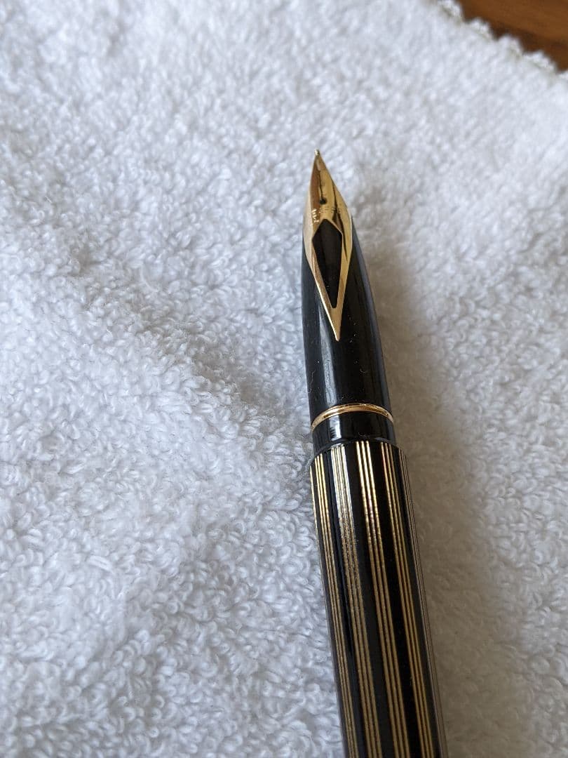 万年筆 黒と金のストライプデザイン