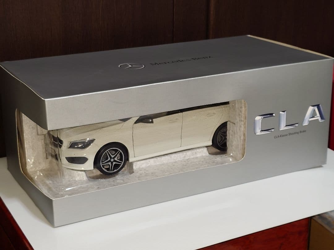 メルセデスベンツ CLAシューティングブレーク 1/18 ミニカー ホワイト