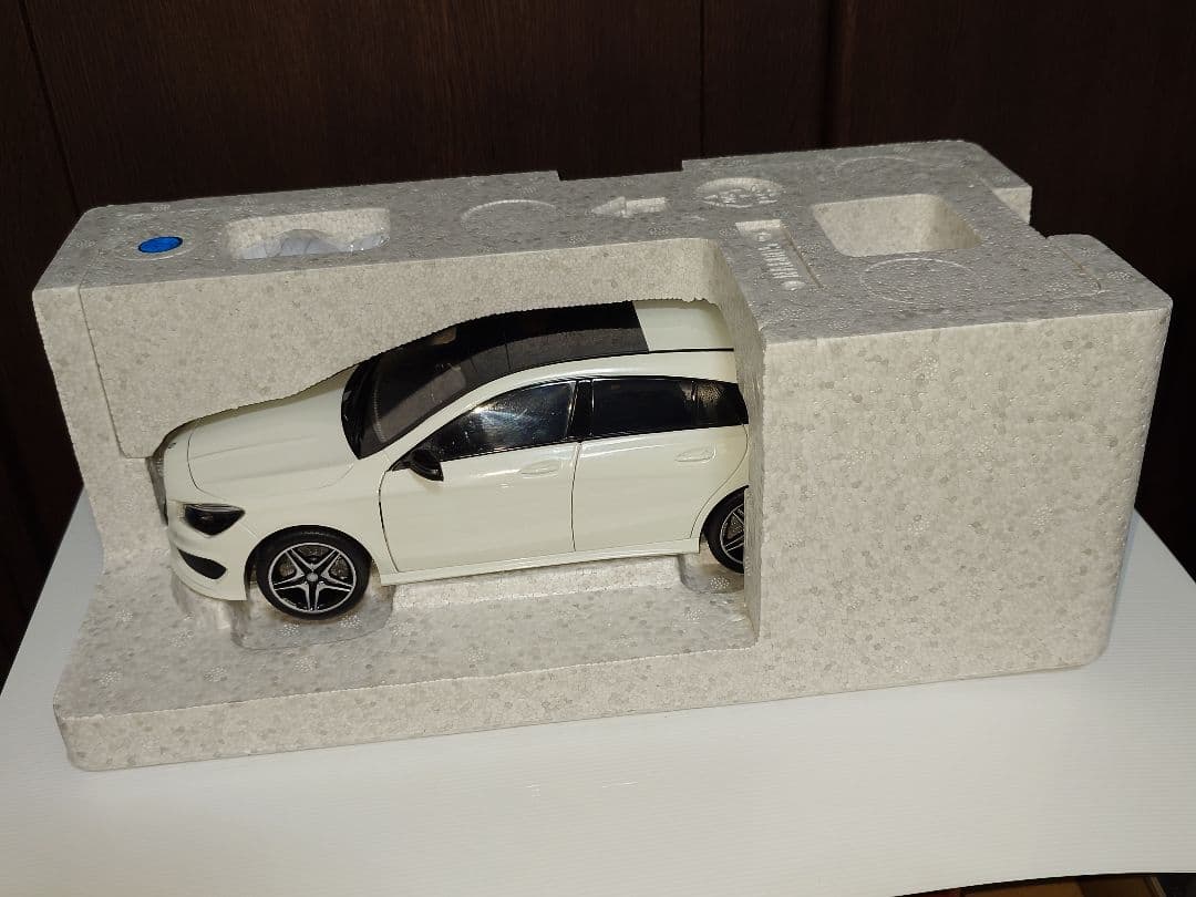 メルセデスベンツ CLAシューティングブレーク 1/18 ミニカー ホワイト