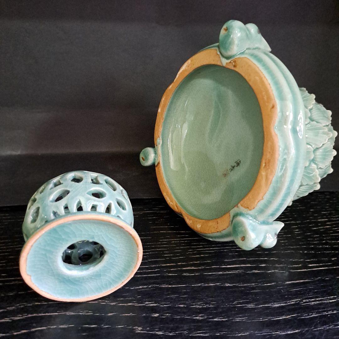 茶道具　青磁蓮型　香炉　三兎台　陽刻蓮型　細密技巧　透し火屋　海青造