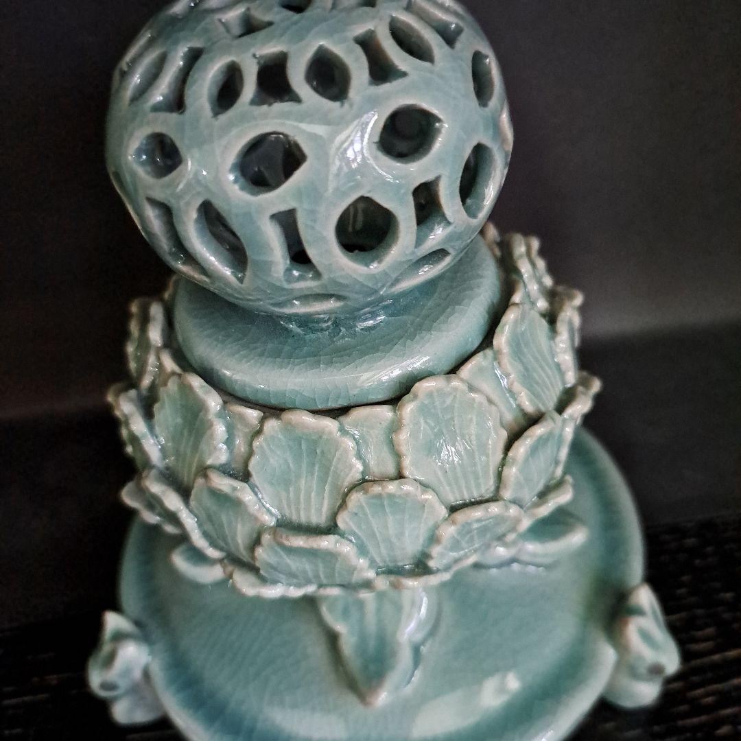 茶道具　青磁蓮型　香炉　三兎台　陽刻蓮型　細密技巧　透し火屋　海青造