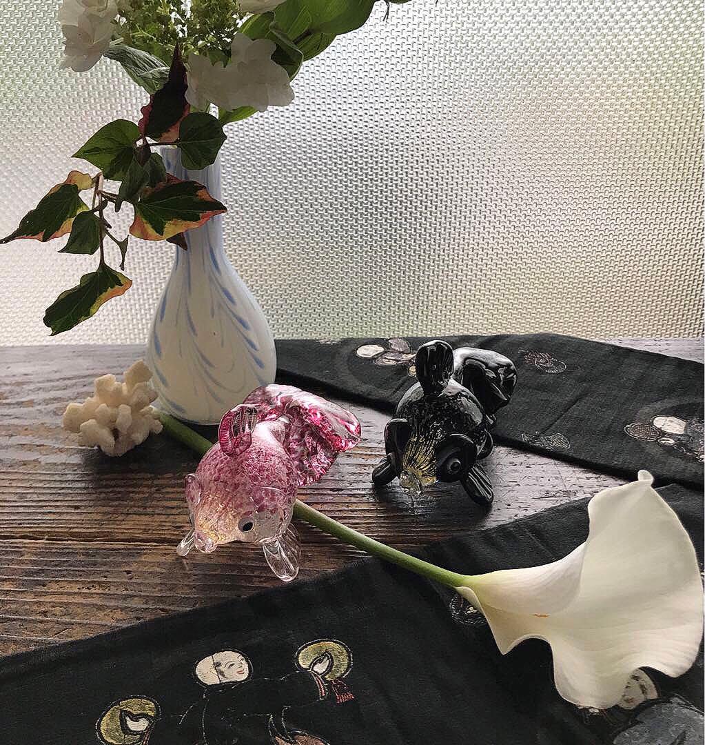 骨董　現代作家物　アート　濃紺　金赤被せ　吹雪紋　金彩爆変　金魚２体