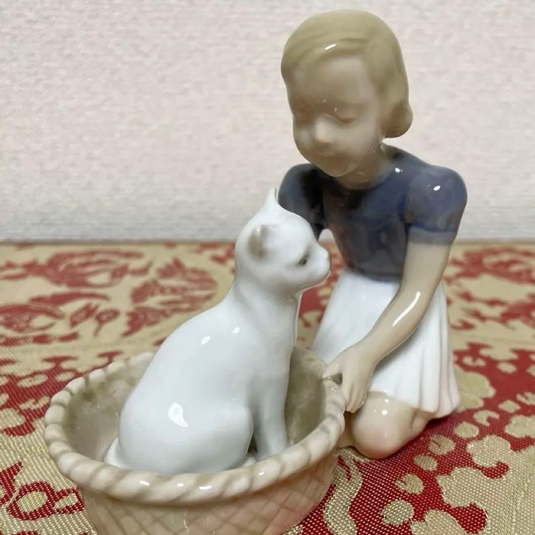 少女と白いネコ・１０cm×１１cm・Ｂ＆Ｇ． ・