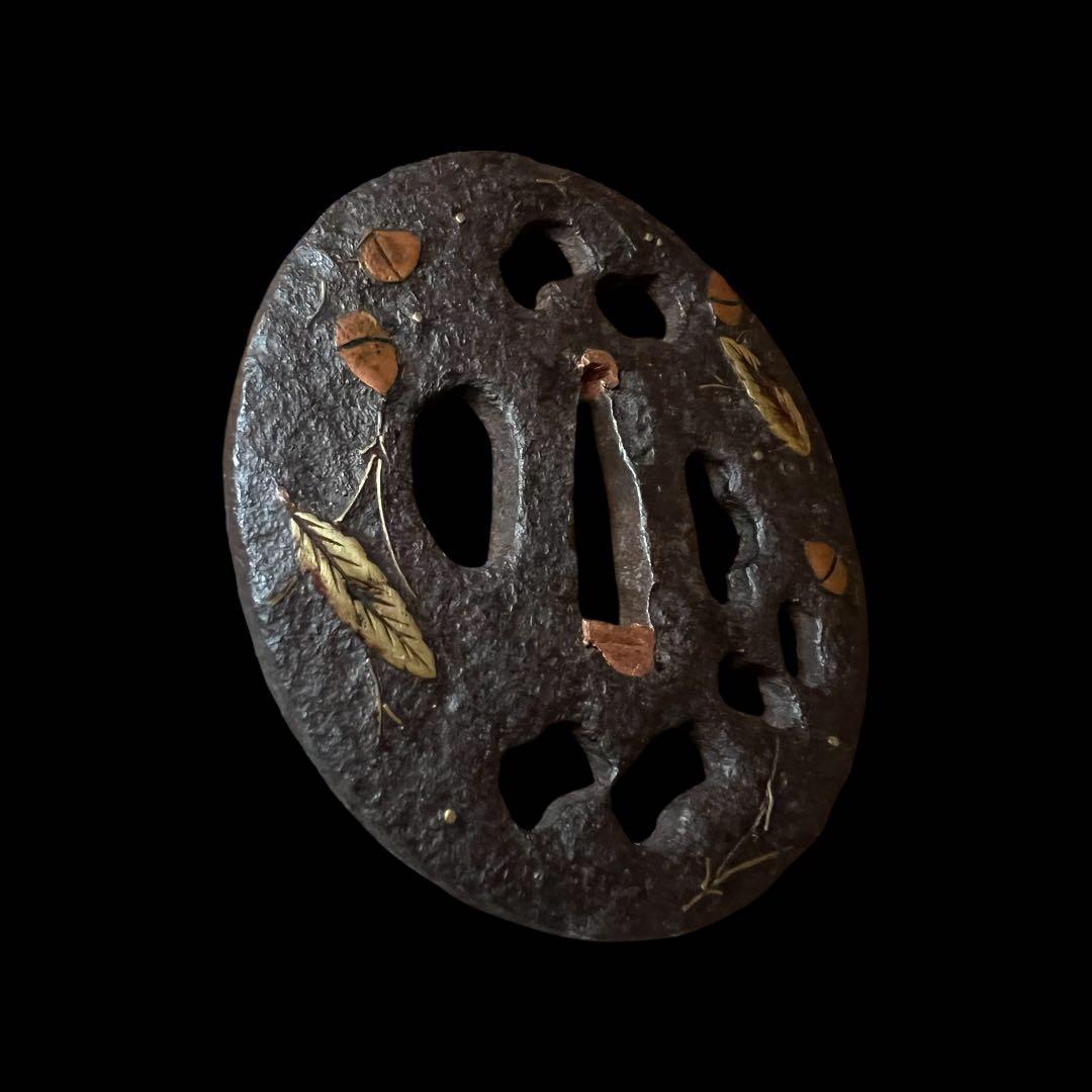 鸛《GW限定出品》本歌江戸期 正阿弥無銘金象嵌松葉どんぐり図透かし丸型鍔 桐箱付