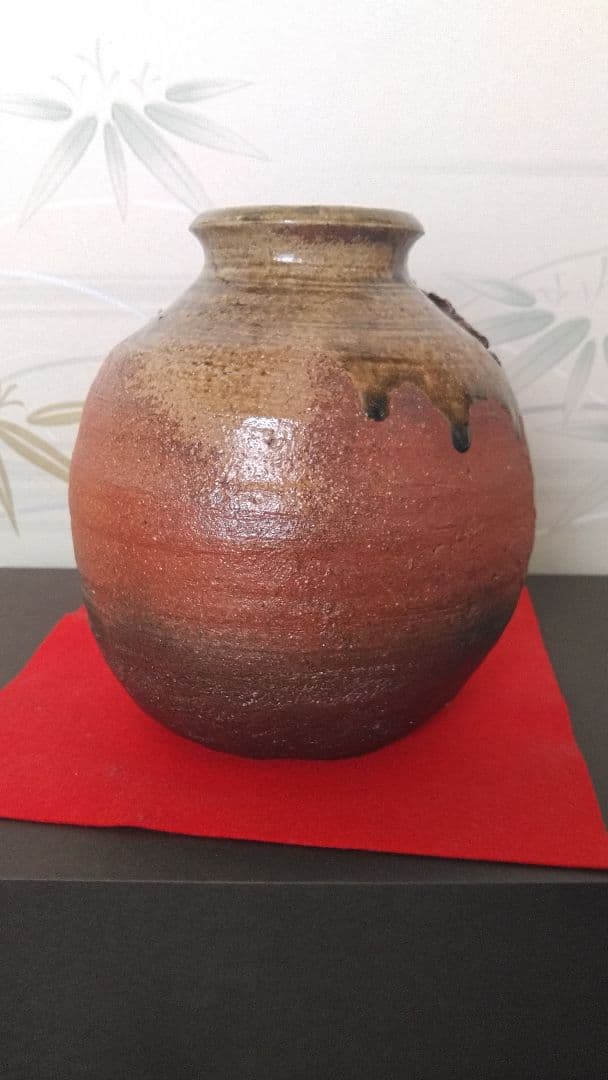 茶色の存在感ある壺(一輪挿し)