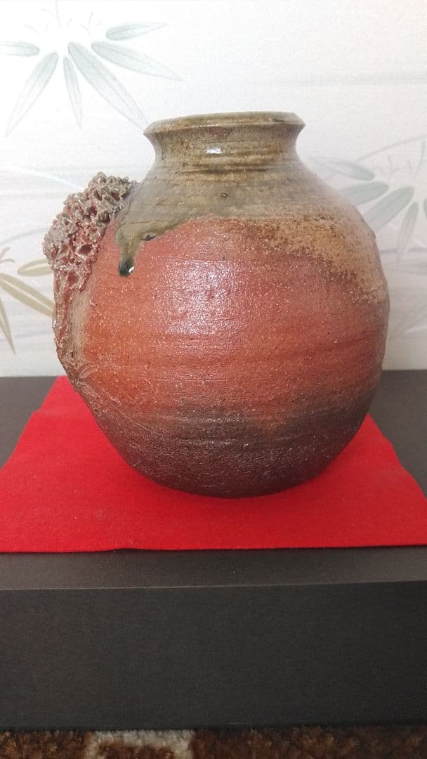 茶色の存在感ある壺(一輪挿し)