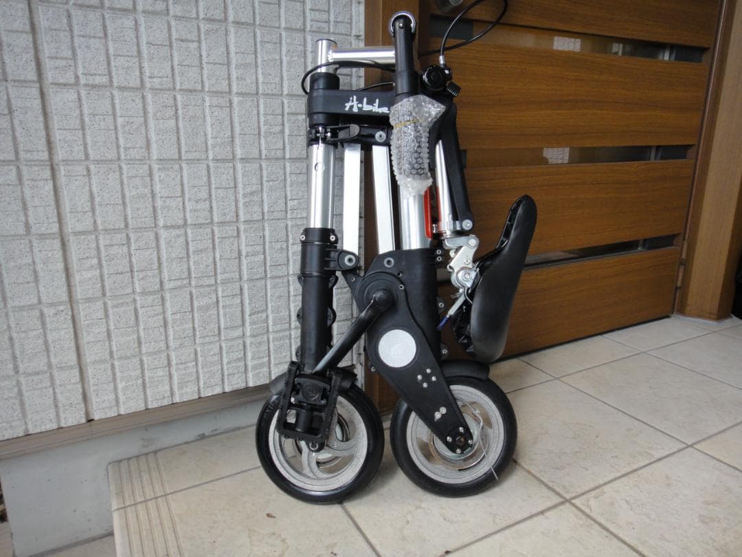A型バイク　折り畳み自転車　軽量　コンパクト　8インチ　ノーパンクタイヤ　美品
