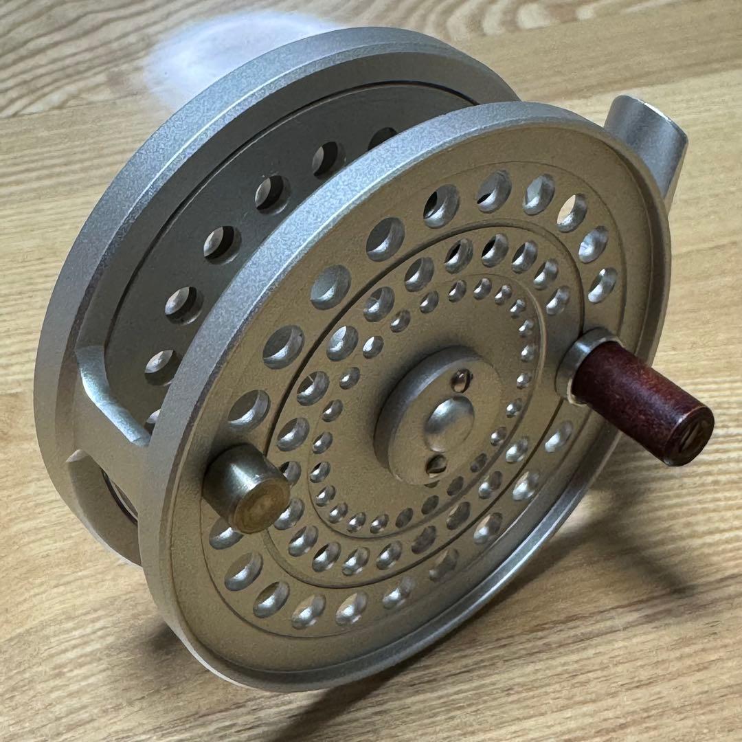 CANTATA 2300 フライリール シルバー