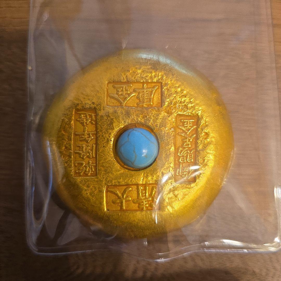 金色の円形 青い石付き