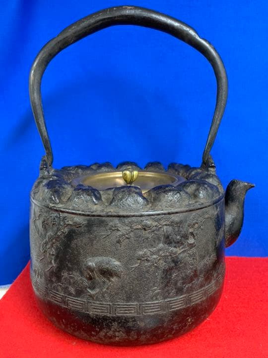 【極上、希少品】龍文堂特大鉄瓶：かなり重量感のある立派な龍文堂鉄瓶