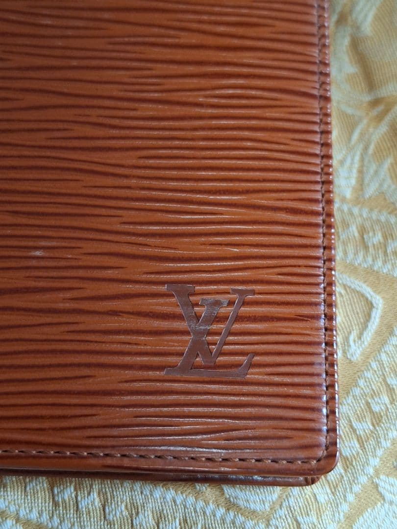 ルイヴィトン　エピパスポートケース　カード入れ　札入れ