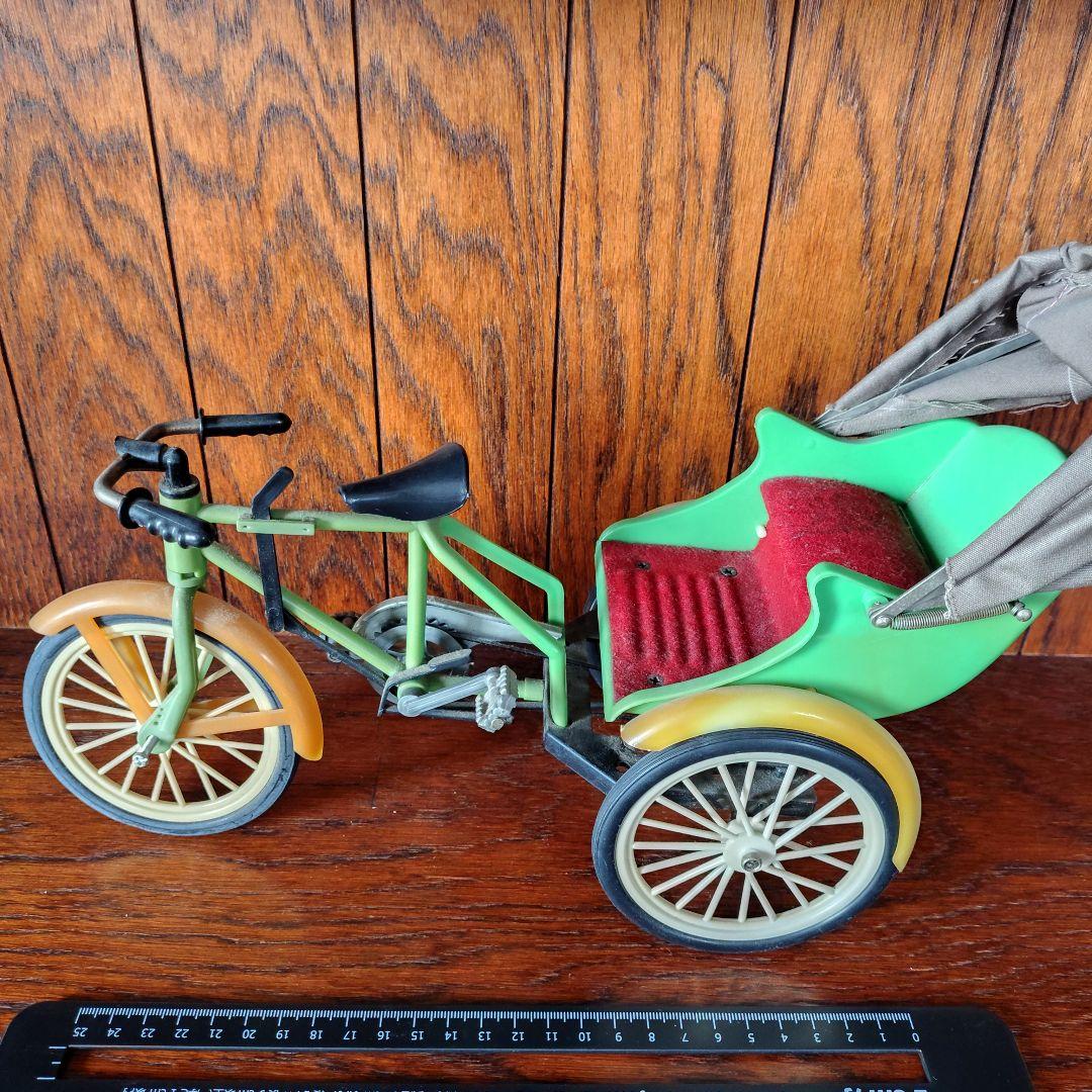 緑色の三輪車人力車