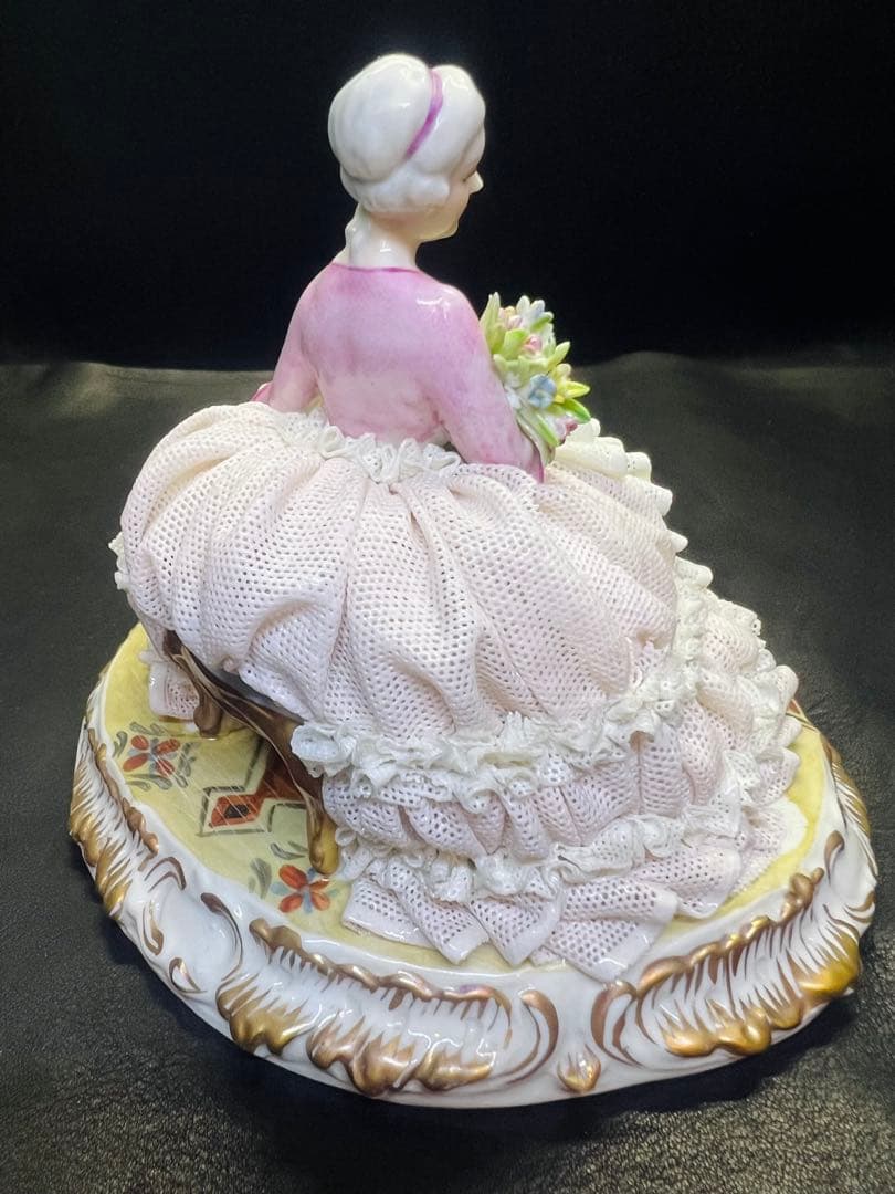 陶器製女性フィギュリン ピンクと白