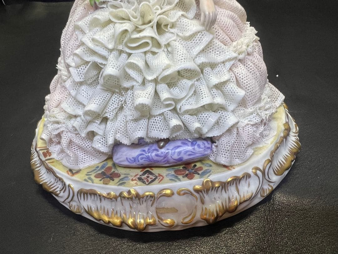 陶器製女性フィギュリン ピンクと白