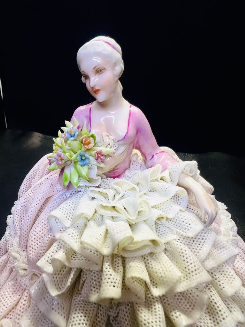 陶器製女性フィギュリン ピンクと白