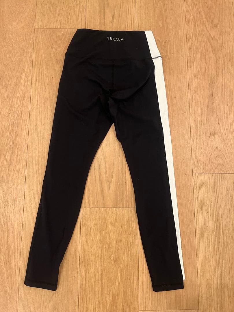 LABA SUKALA バイカラーアシンメトリーレギンス　黒　Ｍサイズ