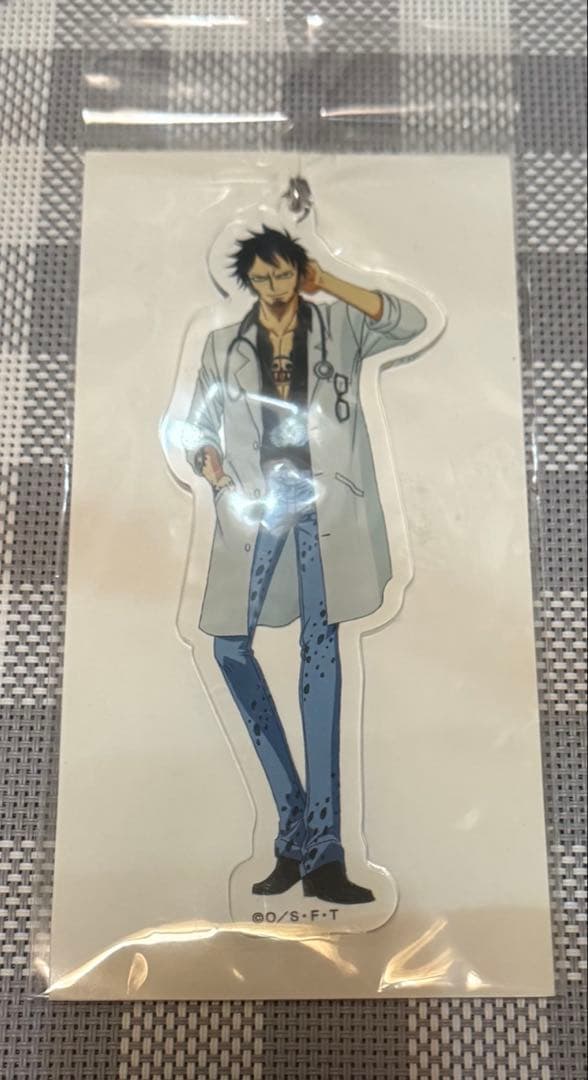 ワンピース　トラファルガー•ロー　ビッグアクリルキーホルダー