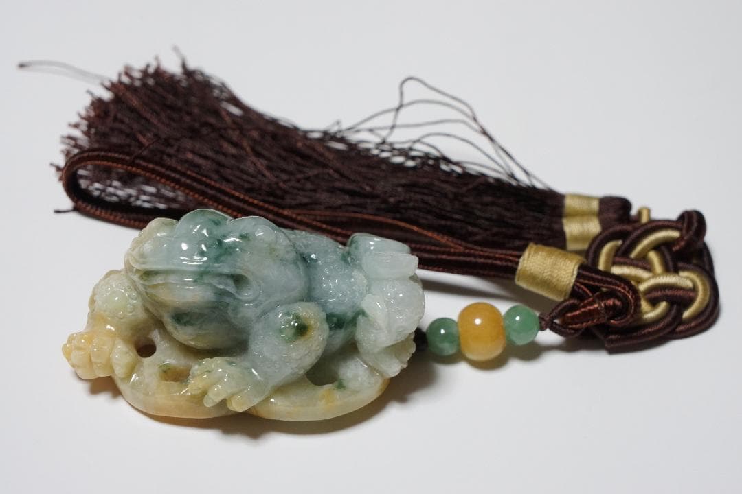 翡翠　置物　三本足蛙