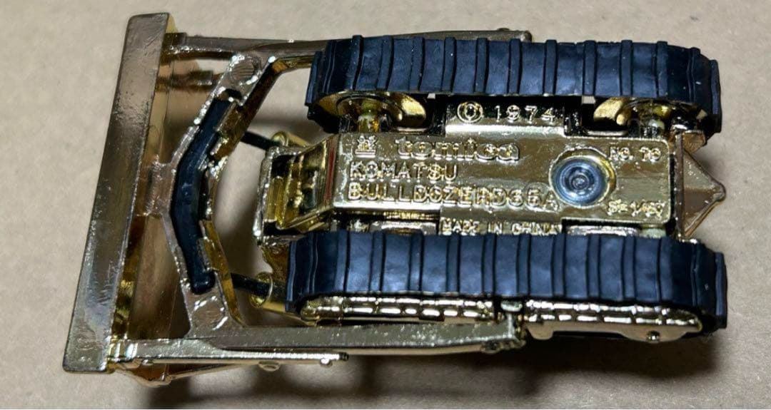 非売品 トミカ 赤箱70 コマツ ブルドーザ D65A 金メッキ