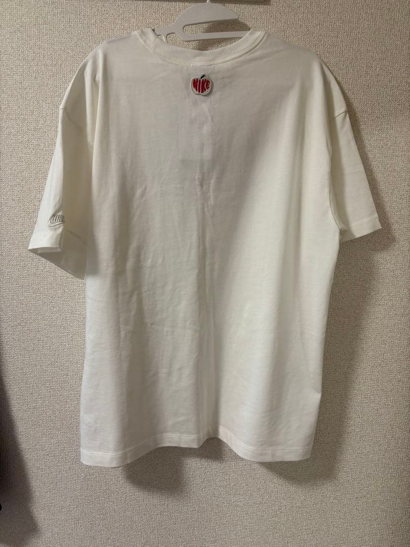NIKE リンゴロゴTシャツと黒パンツセット