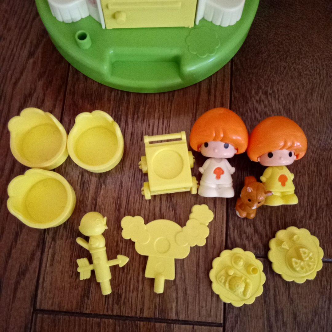 881【きのこのレストラン】白と黄色い服のきのこちゃん付き