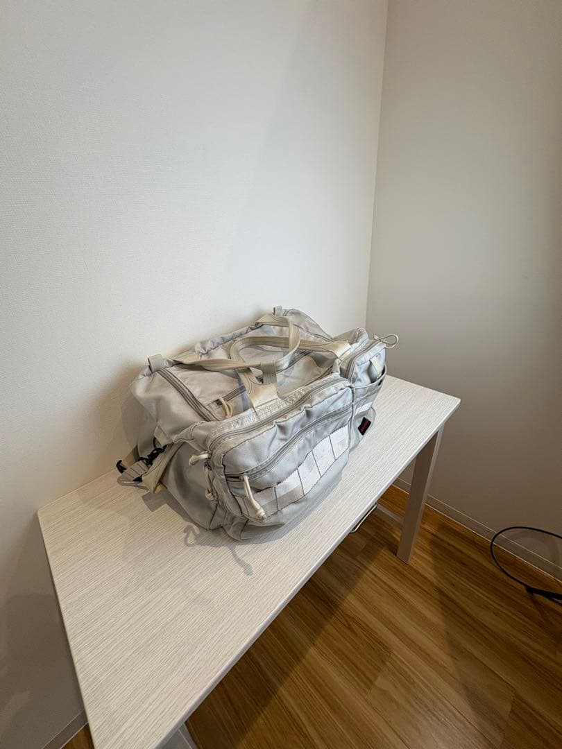 美品　定価5-6万？　BRIEFING シルバー中型ゴルフバッグ