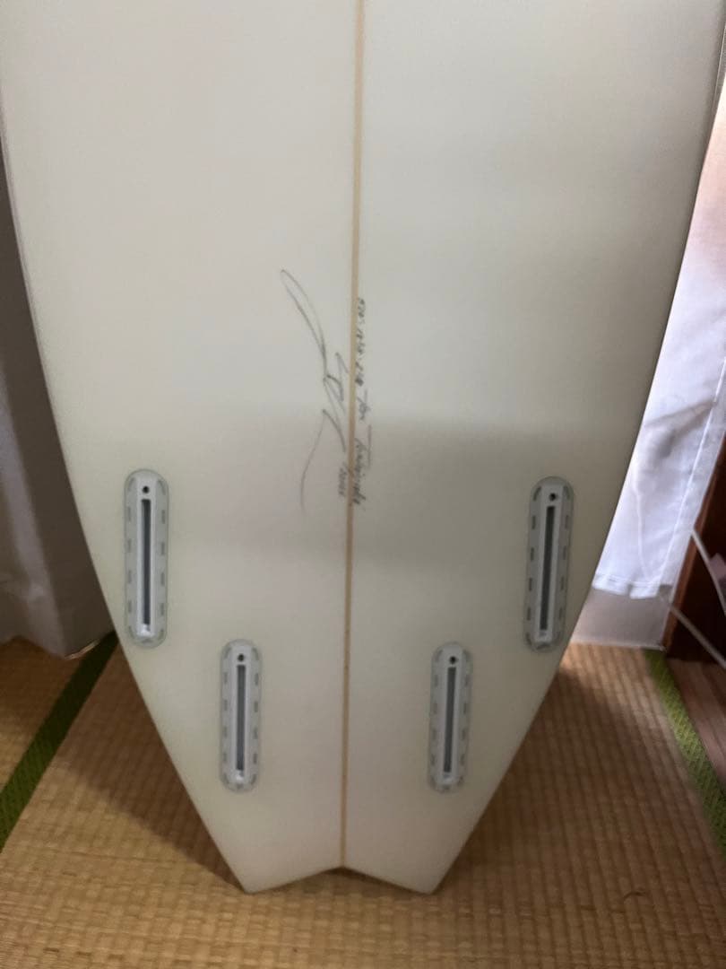 yu ショートボード ホワイト 4フィン（クワッド）