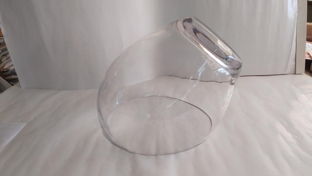 ユニーク な形状のガラス製 花瓶 花器 金魚鉢 メダカ鉢 です。