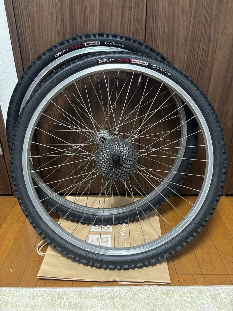 アラヤ製 自転車ホイールセット 8段スプロケット、DEPUTYタイヤ付き