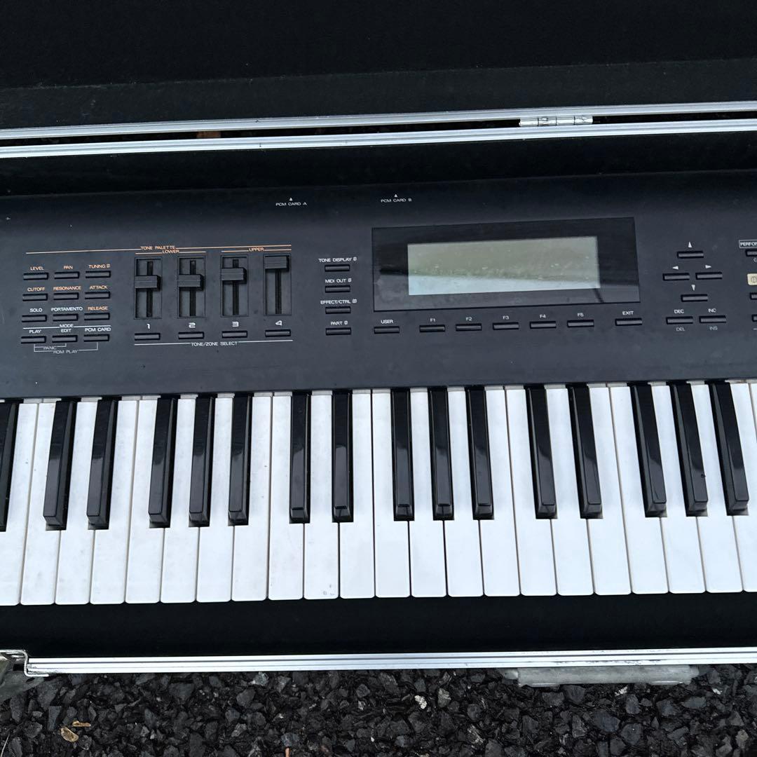 Roland D-70 シンセサイザー ハードケース付属 鍵盤楽器